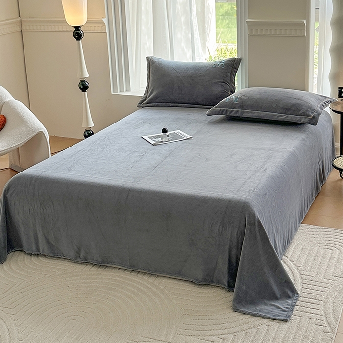 91家纺网 家纺一手货源 找家纺 宇彬家纺 2025新款母婴级牛奶绒婴儿绒刺绣四件套 M款 绅士灰-香槟