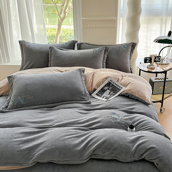 91家纺网 家纺一手货源 找家纺 宇彬家纺 2025新款母婴级牛奶绒婴儿绒刺绣四件套 M款 绅士灰-香槟