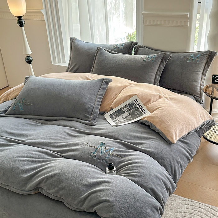 91家纺网 家纺一手货源 找家纺 宇彬家纺 2025新款母婴级牛奶绒婴儿绒刺绣四件套 M款 绅士灰-香槟