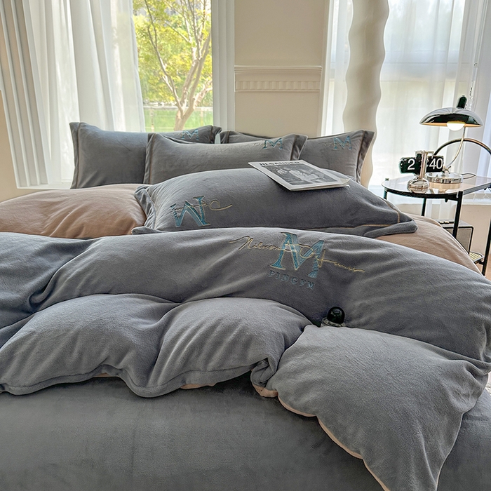 91家纺网 家纺一手货源 找家纺 宇彬家纺 2025新款母婴级牛奶绒婴儿绒刺绣四件套 M款 绅士灰-香槟