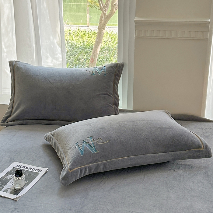 91家纺网 家纺一手货源 找家纺 宇彬家纺 2025新款母婴级牛奶绒婴儿绒刺绣四件套 M款 绅士灰-香槟