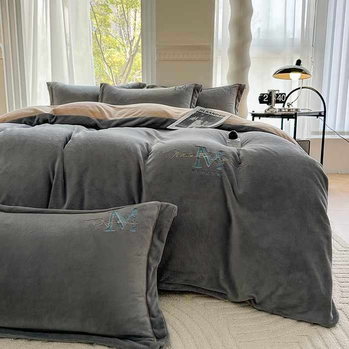 91家纺网 家纺一手货源 找家纺 宇彬家纺 2025新款母婴级牛奶绒婴儿绒刺绣四件套 M款 绅士灰-香槟