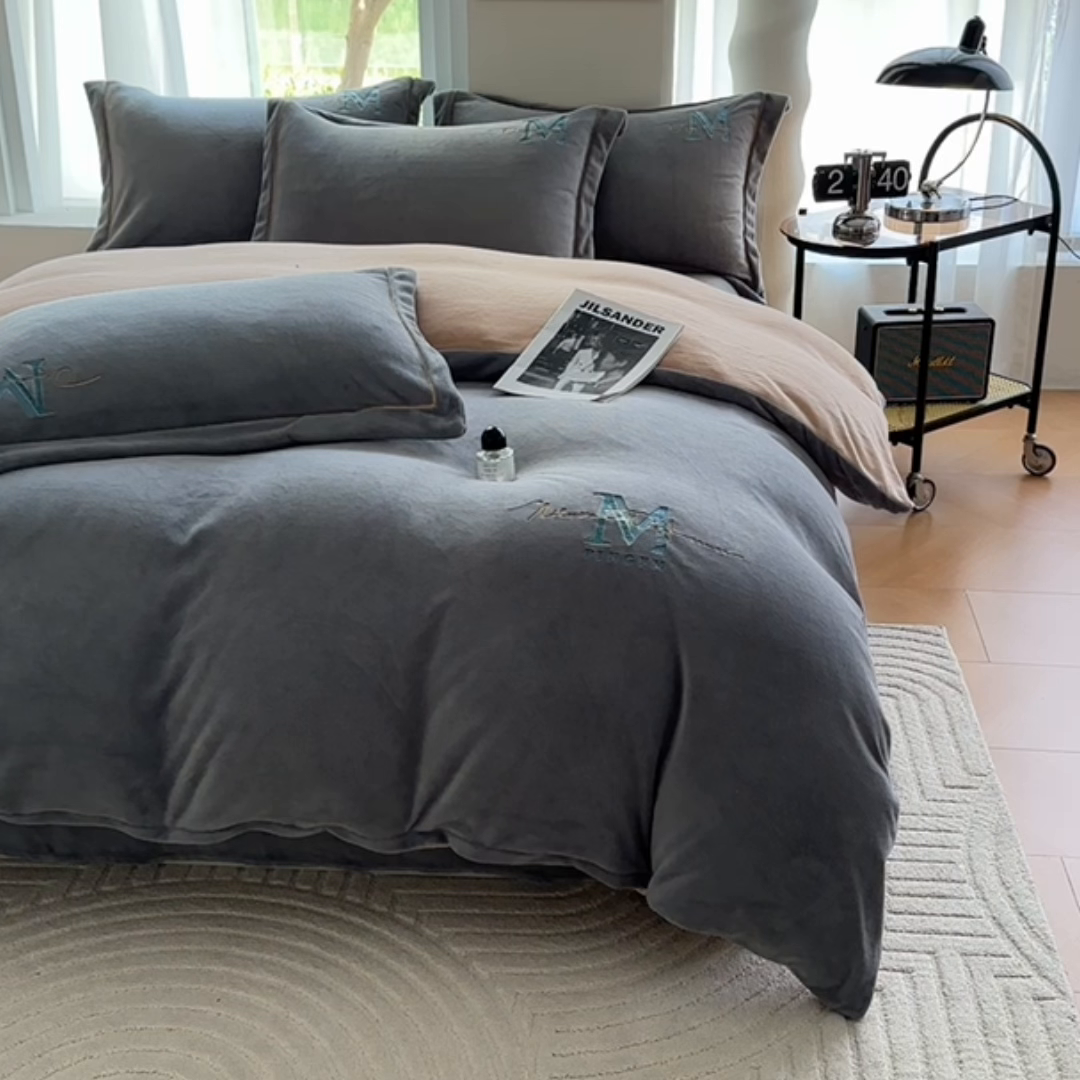 91家纺网 家纺一手货源 找家纺 宇彬家纺 2025新款母婴级牛奶绒婴儿绒刺绣四件套 M款 绅士灰-香槟