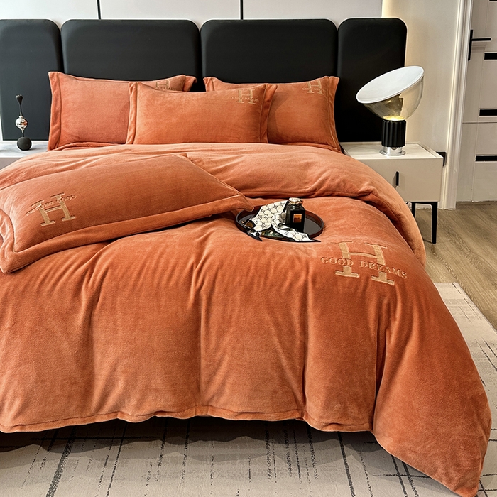 91家纺网 家纺一手货源 找家纺 宇彬家纺 2025新款母婴级牛奶绒婴儿绒刺绣四件套 H-艾玛橙