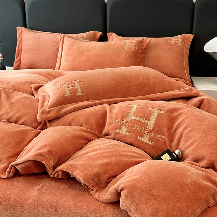 91家纺网 家纺一手货源 找家纺 宇彬家纺 2025新款母婴级牛奶绒婴儿绒刺绣四件套 H-艾玛橙