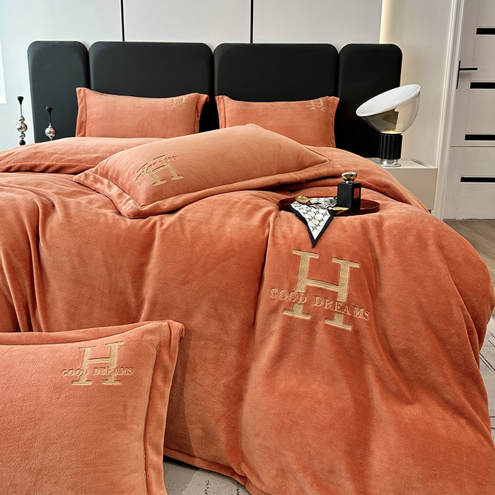 91家纺网 家纺一手货源 找家纺 宇彬家纺 2025新款母婴级牛奶绒婴儿绒刺绣四件套 H-艾玛橙