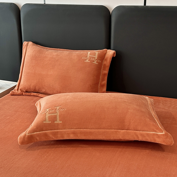 91家纺网 家纺一手货源 找家纺 宇彬家纺 2025新款母婴级牛奶绒婴儿绒刺绣四件套 H-艾玛橙