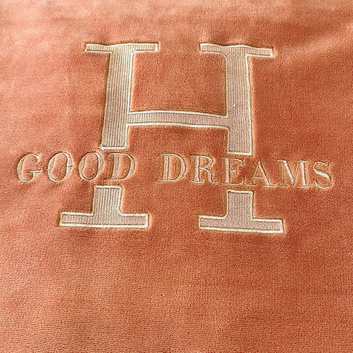 91家纺网 家纺一手货源 找家纺 宇彬家纺 2025新款母婴级牛奶绒婴儿绒刺绣四件套 H-艾玛橙