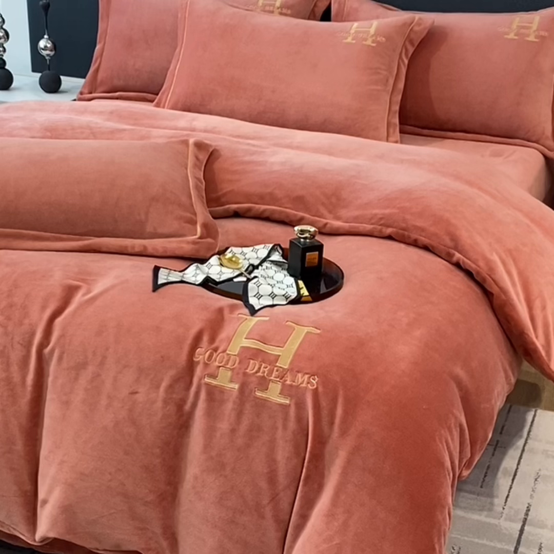 91家纺网 家纺一手货源 找家纺 宇彬家纺 2025新款母婴级牛奶绒婴儿绒刺绣四件套 H-艾玛橙