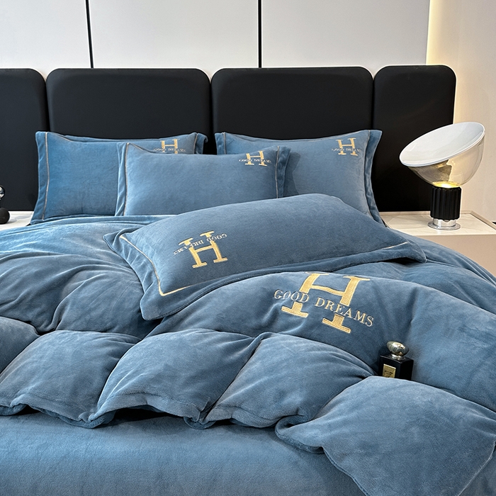 91家纺网 家纺一手货源 找家纺 宇彬家纺 2025新款母婴级牛奶绒婴儿绒刺绣四件套 H-宾利蓝