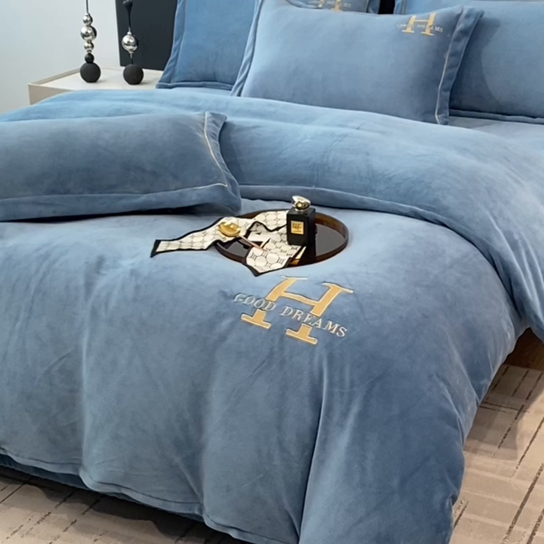 91家纺网 家纺一手货源 找家纺 宇彬家纺 2025新款母婴级牛奶绒婴儿绒刺绣四件套 H-宾利蓝