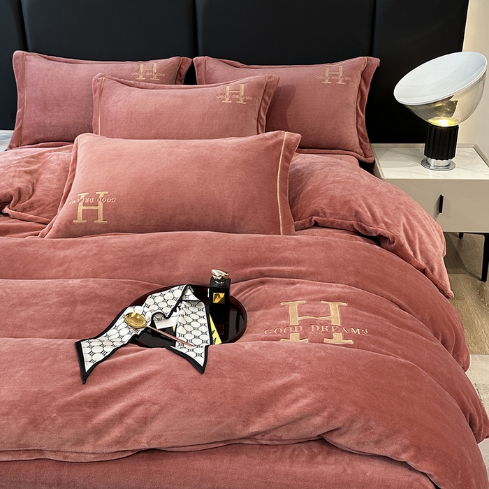 91家纺网 家纺一手货源 找家纺 宇彬家纺 2025新款母婴级牛奶绒婴儿绒刺绣四件套 H-豆沙