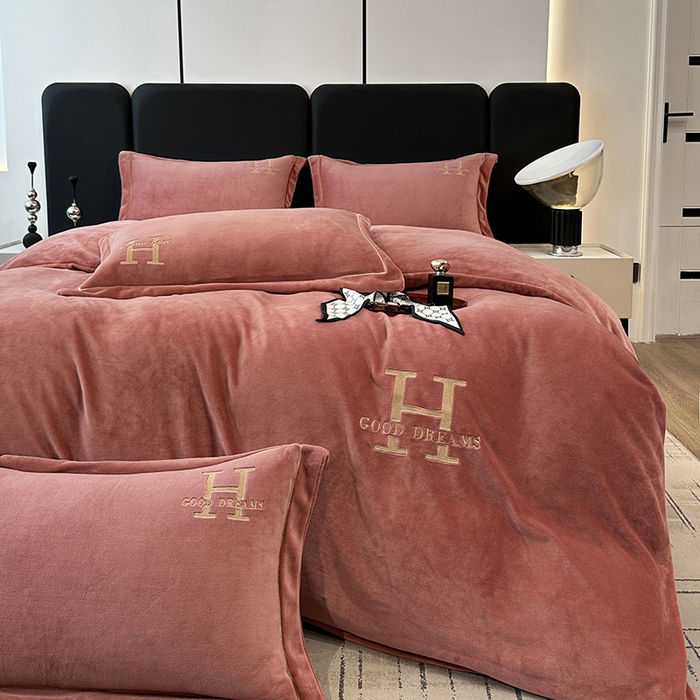 91家纺网 家纺一手货源 找家纺 宇彬家纺 2025新款母婴级牛奶绒婴儿绒刺绣四件套 H-豆沙