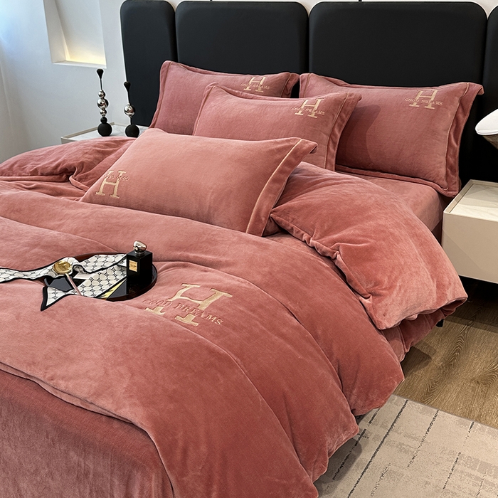 91家纺网 家纺一手货源 找家纺 宇彬家纺 2025新款母婴级牛奶绒婴儿绒刺绣四件套 H-豆沙