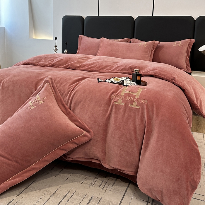 91家纺网 家纺一手货源 找家纺 宇彬家纺 2025新款母婴级牛奶绒婴儿绒刺绣四件套 H-豆沙