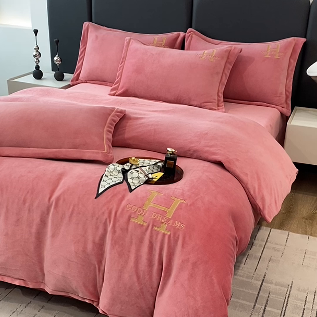 91家纺网 家纺一手货源 找家纺 宇彬家纺 2025新款母婴级牛奶绒婴儿绒刺绣四件套 H-豆沙