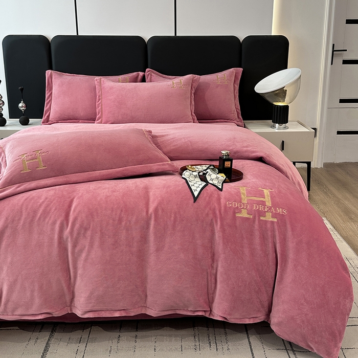 91家纺网 家纺一手货源 找家纺 宇彬家纺 2025新款母婴级牛奶绒婴儿绒刺绣四件套 H-奶油粉