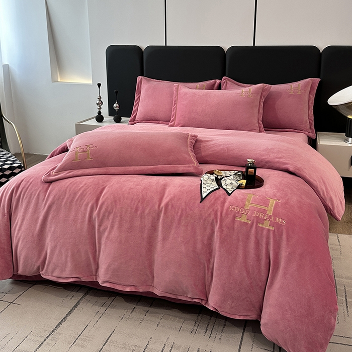 91家纺网 家纺一手货源 找家纺 宇彬家纺 2025新款母婴级牛奶绒婴儿绒刺绣四件套 H-奶油粉