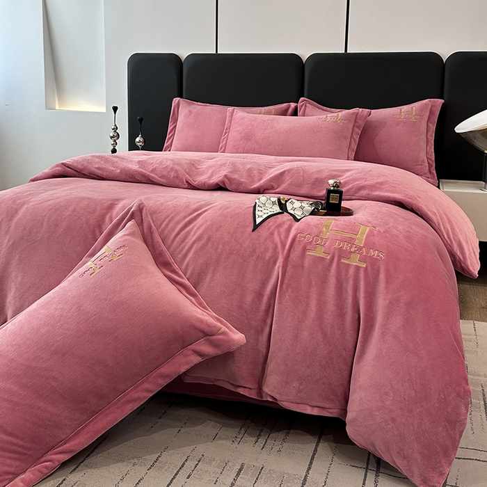 91家纺网 家纺一手货源 找家纺 宇彬家纺 2025新款母婴级牛奶绒婴儿绒刺绣四件套 H-奶油粉