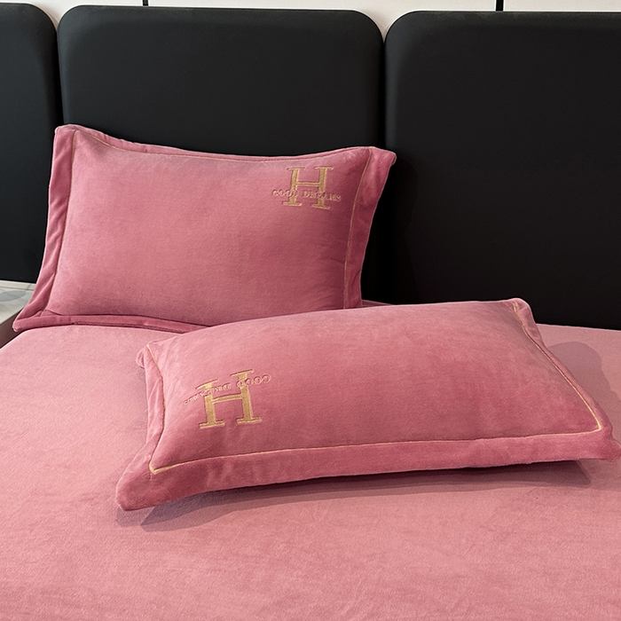 91家纺网 家纺一手货源 找家纺 宇彬家纺 2025新款母婴级牛奶绒婴儿绒刺绣四件套 H-奶油粉