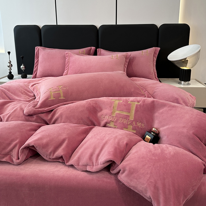 91家纺网 家纺一手货源 找家纺 宇彬家纺 2025新款母婴级牛奶绒婴儿绒刺绣四件套 H-奶油粉