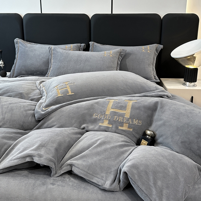 91家纺网 家纺一手货源 找家纺 宇彬家纺 2025新款母婴级牛奶绒婴儿绒刺绣四件套 H-绅士灰