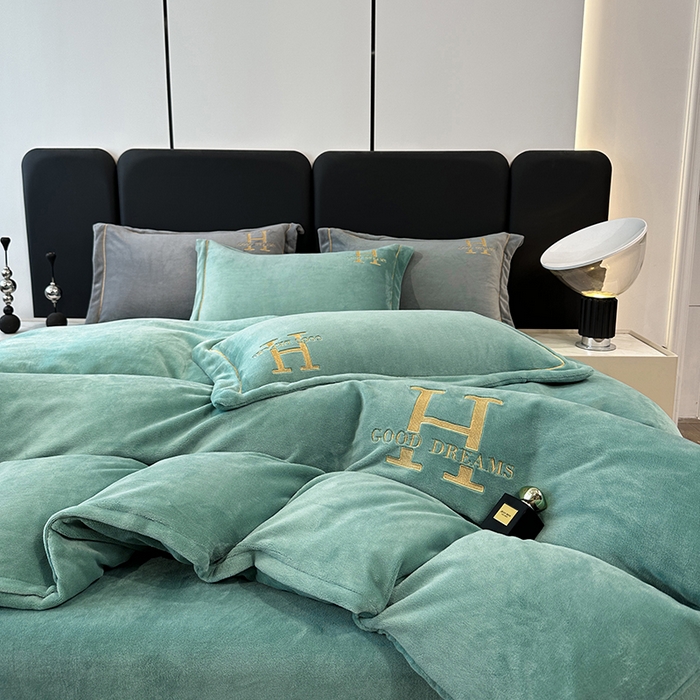 91家纺网 家纺一手货源 找家纺 宇彬家纺 2025新款母婴级牛奶绒婴儿绒刺绣四件套 H-炫彩绿