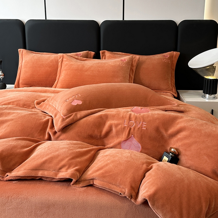 91家纺网 家纺一手货源 找家纺 宇彬家纺 2025新款母婴级牛奶绒婴儿绒刺绣四件套 爱心-艾玛橙