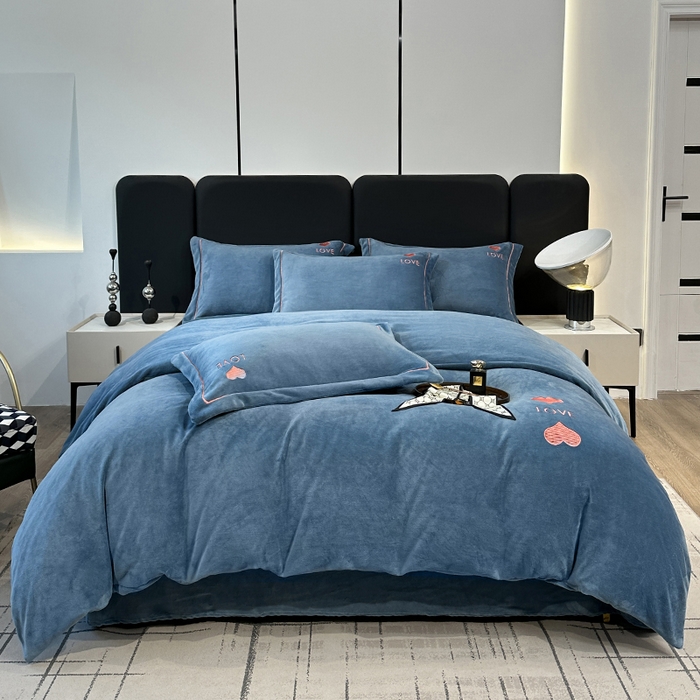 宇彬家纺 2025新款母婴级牛奶绒婴儿绒刺绣四件套 爱心-宾利蓝