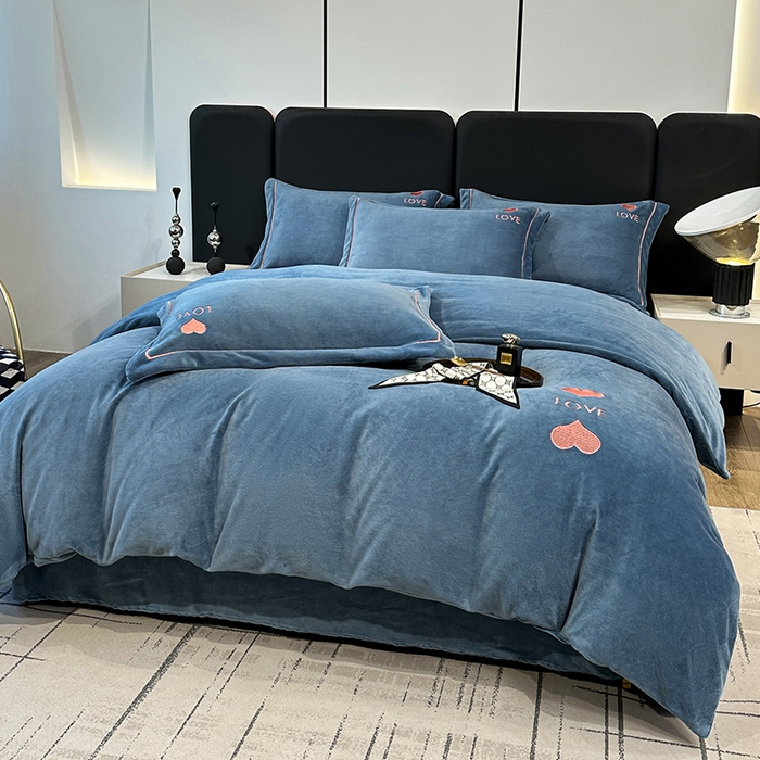 91家纺网 家纺一手货源 找家纺 宇彬家纺 2025新款母婴级牛奶绒婴儿绒刺绣四件套 爱心-宾利蓝