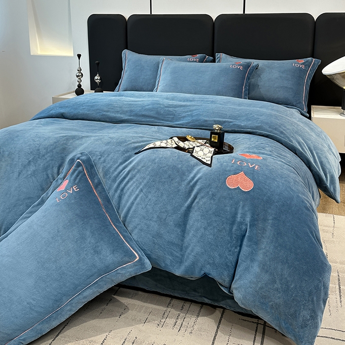 91家纺网 家纺一手货源 找家纺 宇彬家纺 2025新款母婴级牛奶绒婴儿绒刺绣四件套 爱心-宾利蓝