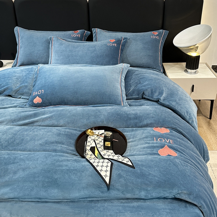 91家纺网 家纺一手货源 找家纺 宇彬家纺 2025新款母婴级牛奶绒婴儿绒刺绣四件套 爱心-宾利蓝