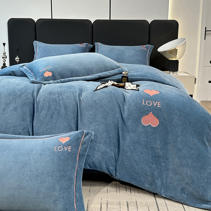 91家纺网 家纺一手货源 找家纺 宇彬家纺 2025新款母婴级牛奶绒婴儿绒刺绣四件套 爱心-宾利蓝