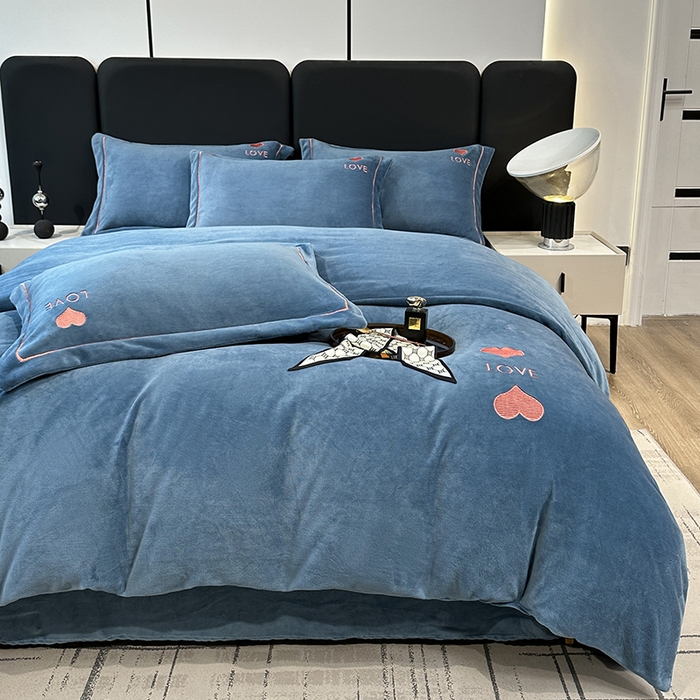 91家纺网 家纺一手货源 找家纺 宇彬家纺 2025新款母婴级牛奶绒婴儿绒刺绣四件套 爱心-宾利蓝