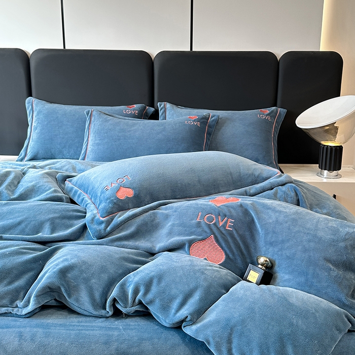 91家纺网 家纺一手货源 找家纺 宇彬家纺 2025新款母婴级牛奶绒婴儿绒刺绣四件套 爱心-宾利蓝