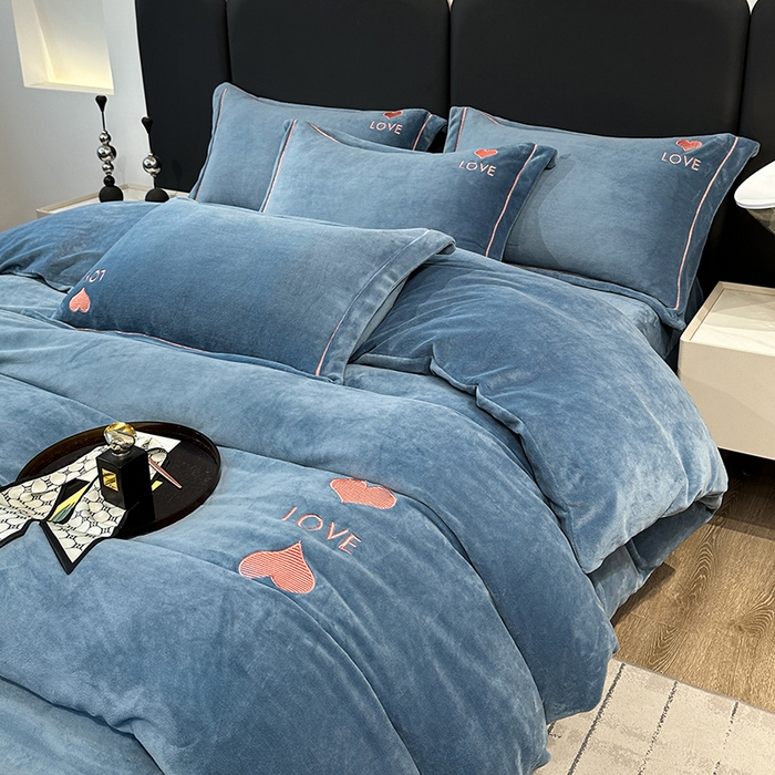 91家纺网 家纺一手货源 找家纺 宇彬家纺 2025新款母婴级牛奶绒婴儿绒刺绣四件套 爱心-宾利蓝