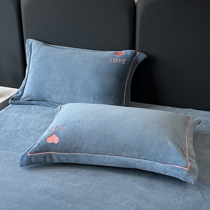 91家纺网 家纺一手货源 找家纺 宇彬家纺 2025新款母婴级牛奶绒婴儿绒刺绣四件套 爱心-宾利蓝