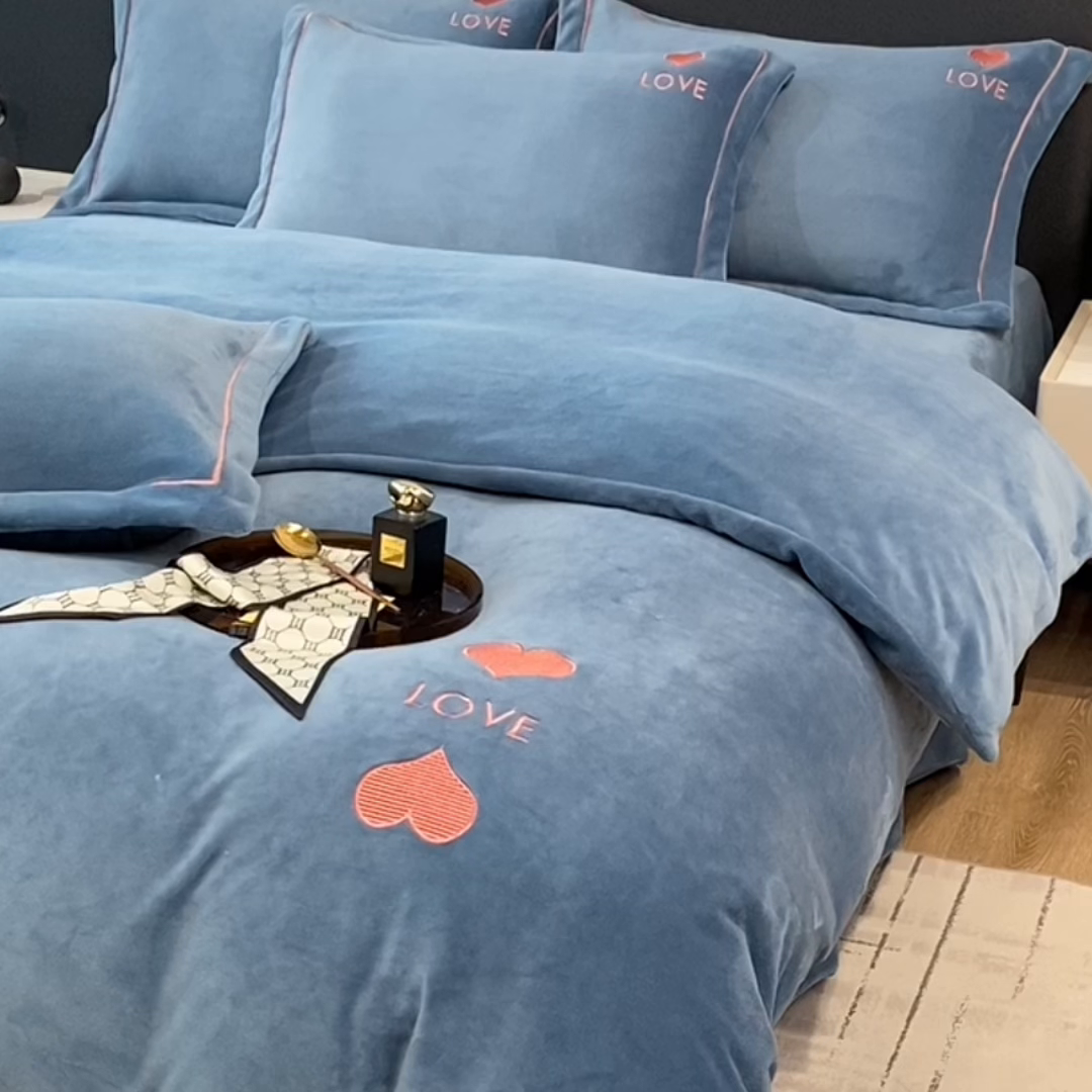 91家纺网 家纺一手货源 找家纺 宇彬家纺 2025新款母婴级牛奶绒婴儿绒刺绣四件套 爱心-宾利蓝