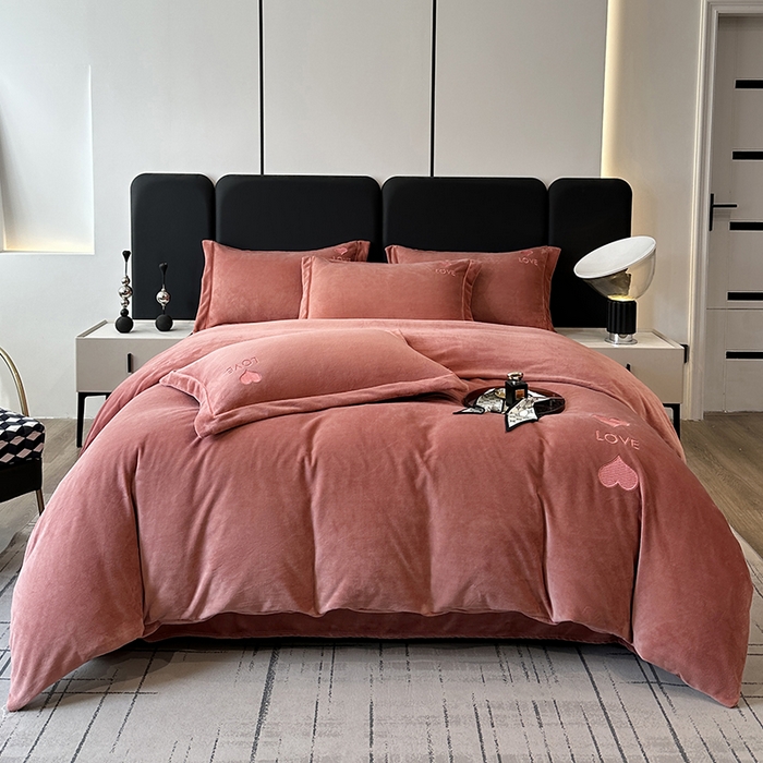 宇彬家纺 2025新款母婴级牛奶绒婴儿绒刺绣四件套 爱心-豆沙