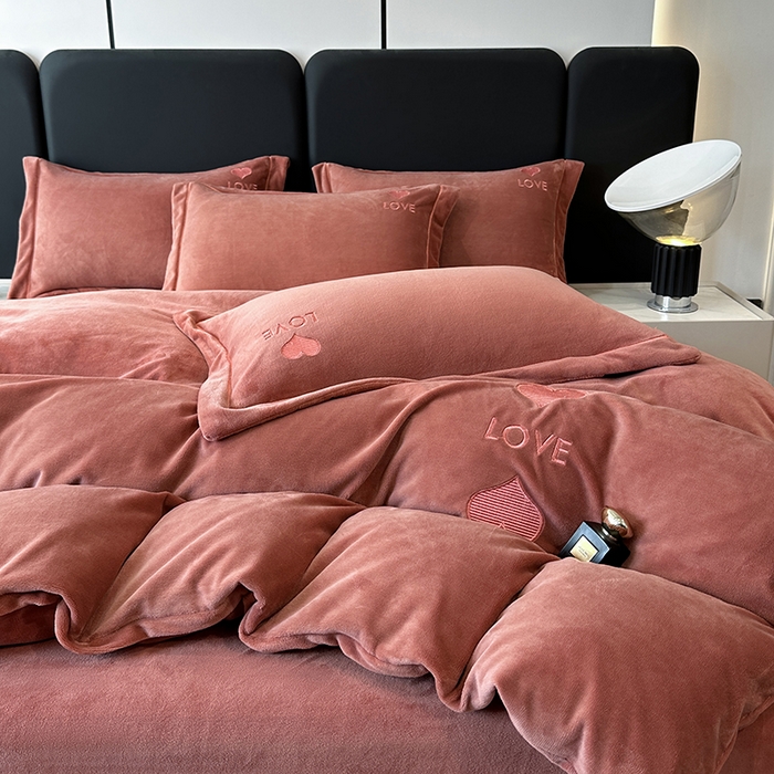 91家纺网 家纺一手货源 找家纺 宇彬家纺 2025新款母婴级牛奶绒婴儿绒刺绣四件套 爱心-豆沙