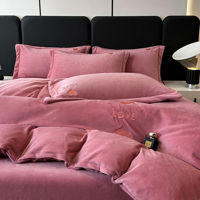 91家纺网 家纺一手货源 找家纺 宇彬家纺 2025新款母婴级牛奶绒婴儿绒刺绣四件套 爱心-奶油粉