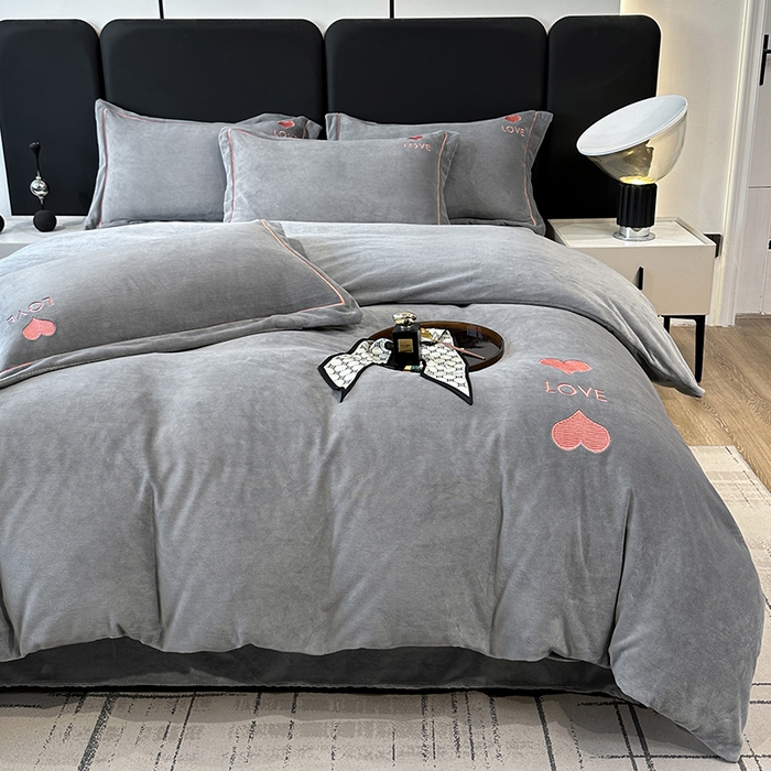 91家纺网 家纺一手货源 找家纺 宇彬家纺 2025新款母婴级牛奶绒婴儿绒刺绣四件套 爱心-绅士灰