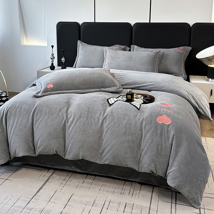 91家纺网 家纺一手货源 找家纺 宇彬家纺 2025新款母婴级牛奶绒婴儿绒刺绣四件套 爱心-绅士灰