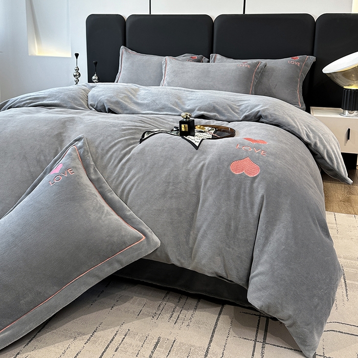 91家纺网 家纺一手货源 找家纺 宇彬家纺 2025新款母婴级牛奶绒婴儿绒刺绣四件套 爱心-绅士灰