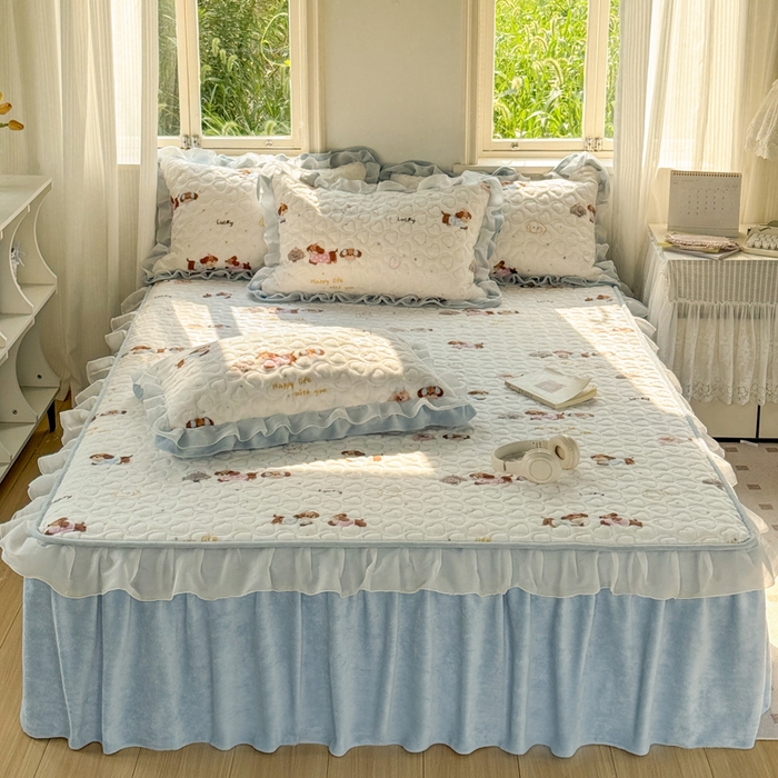 91家纺网 家纺一手货源 找家纺 禧缘家纺（原梦想家） 2025新款夹棉双层花边牛奶绒床笠三件套系列 狗狗岛屿