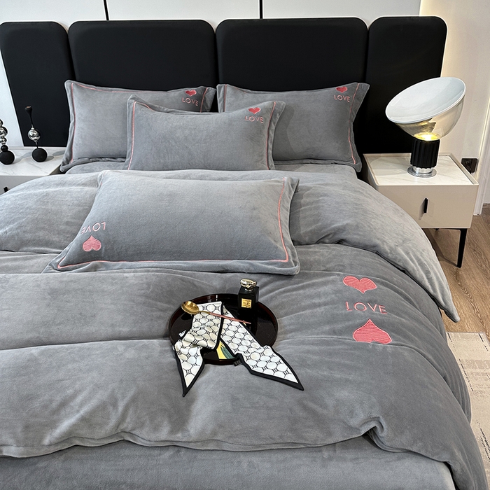 91家纺网 家纺一手货源 找家纺 宇彬家纺 2025新款母婴级牛奶绒婴儿绒刺绣四件套 爱心-绅士灰