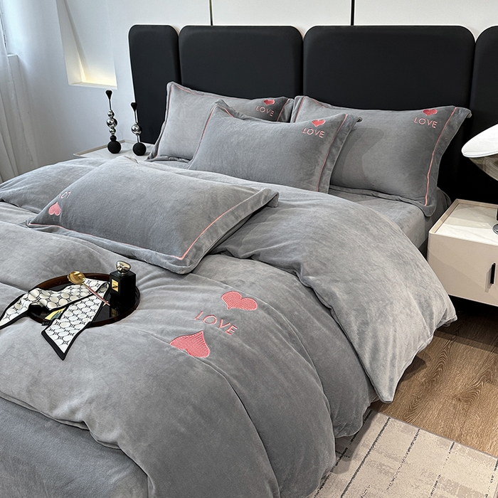 91家纺网 家纺一手货源 找家纺 宇彬家纺 2025新款母婴级牛奶绒婴儿绒刺绣四件套 爱心-绅士灰