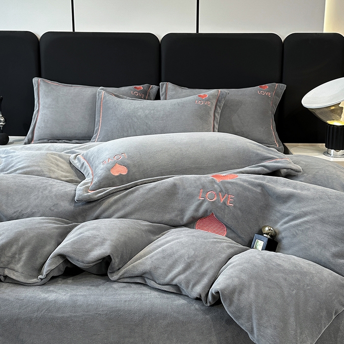 91家纺网 家纺一手货源 找家纺 宇彬家纺 2025新款母婴级牛奶绒婴儿绒刺绣四件套 爱心-绅士灰