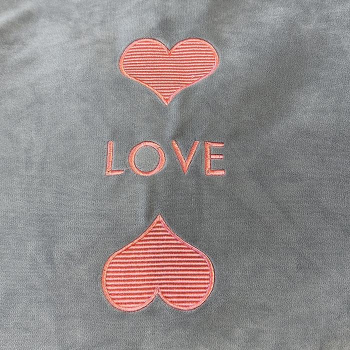 91家纺网 家纺一手货源 找家纺 宇彬家纺 2025新款母婴级牛奶绒婴儿绒刺绣四件套 爱心-绅士灰