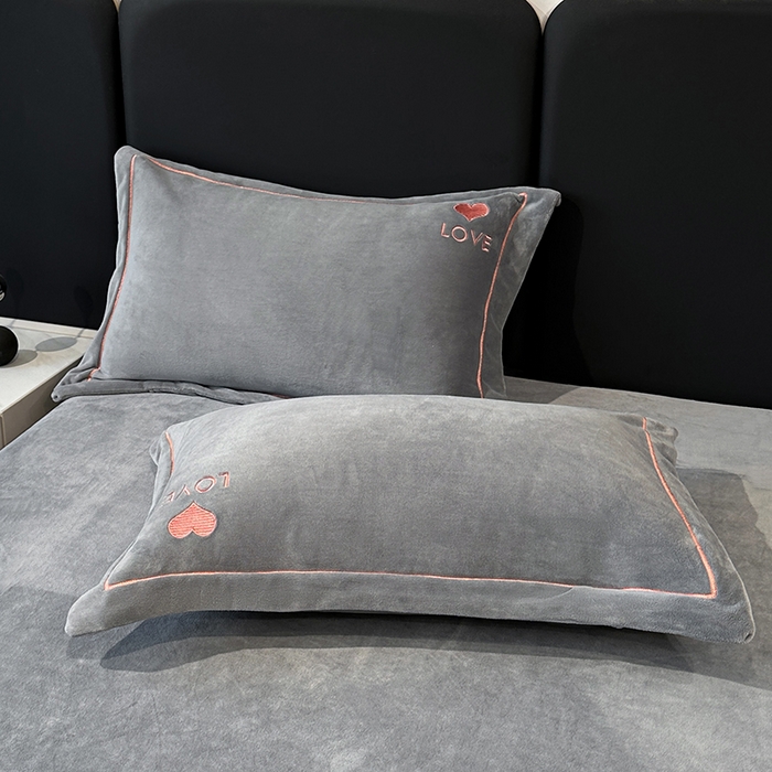 91家纺网 家纺一手货源 找家纺 宇彬家纺 2025新款母婴级牛奶绒婴儿绒刺绣四件套 爱心-绅士灰